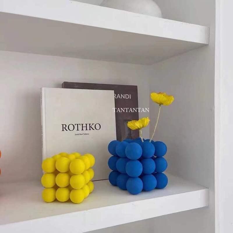完成したクラインブルーの装飾品リトルレッドブックスタイルスポンジボールリビングルームベッドルームフラワーアレンジメントアート装飾品工場直販|undefined