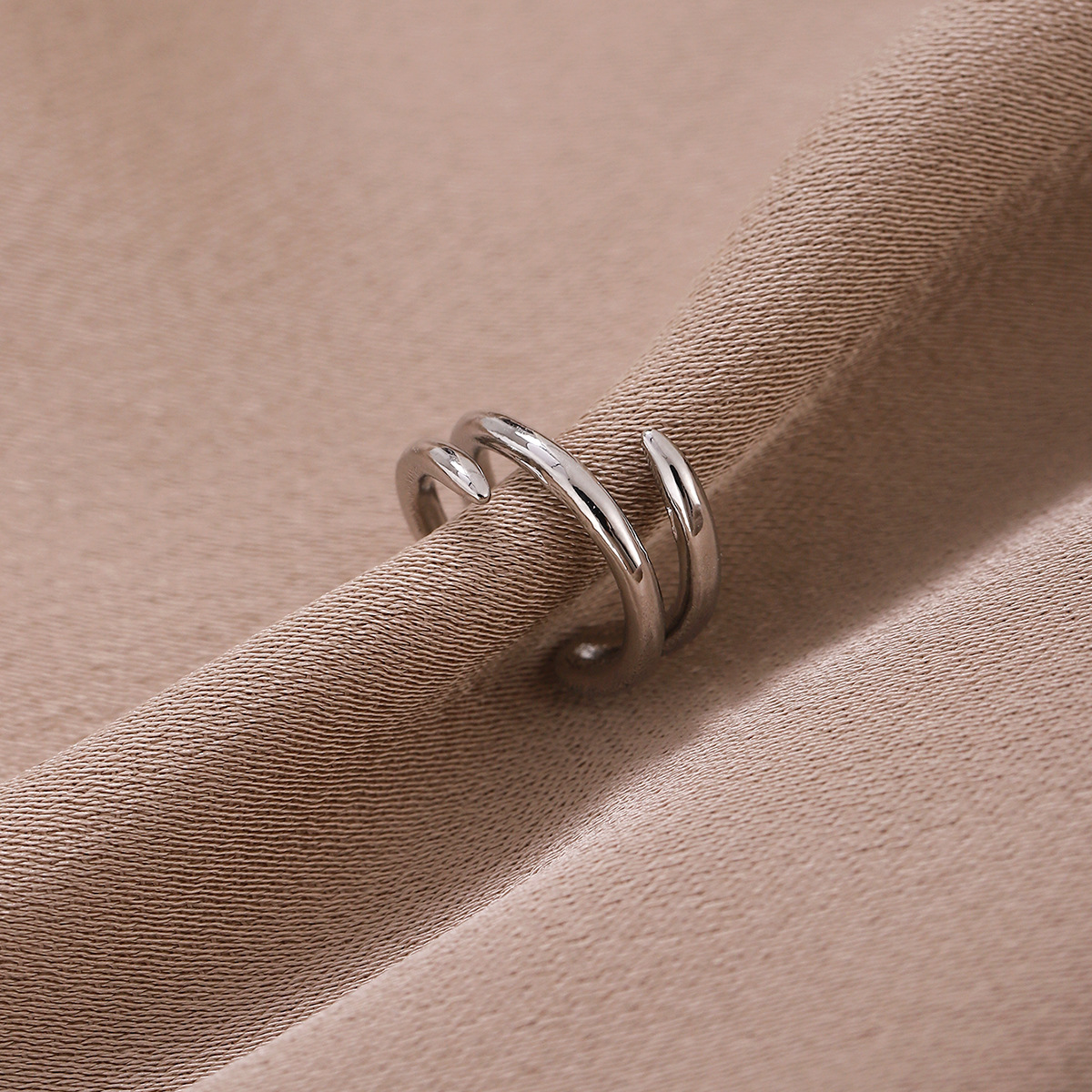 Estilo coreano personalizado pendientes simples de alta calidad en forma de U irregular clip de oreja cuadrada simple clip de hueso de oreja sin oreja al por mayor