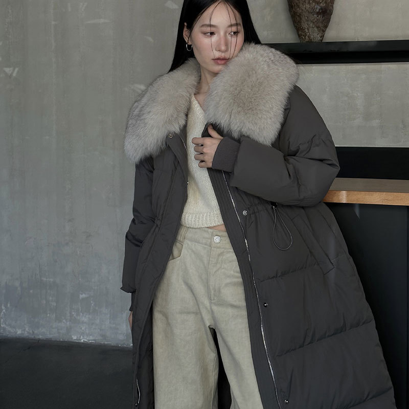 2025 겨울 신상 한국 스타일 여우털 칼라 루즈한 허리라인 중간 길이 평허 다운 재킷 여성용 고급