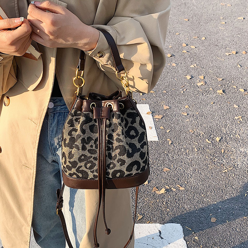 Bolso de mujer Baigou 2021 Otoño e Invierno Nuevo bolso de cubo Moda Bolso de Mensajero de pata de gallo para mujer bolso simple de todo fósforo