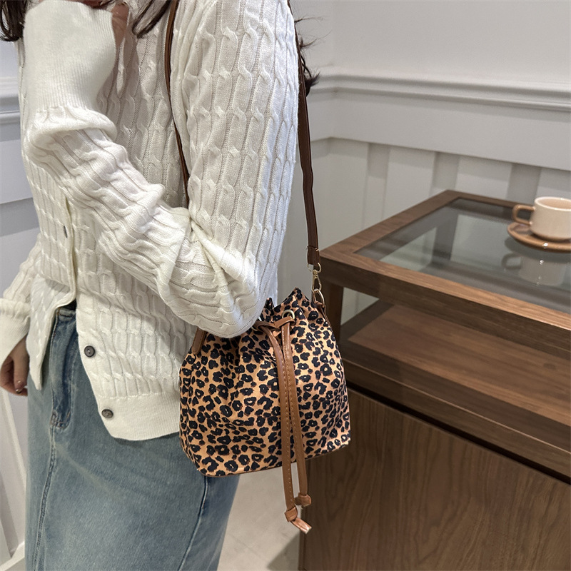 Nicho de diseño de leopardo correa bolso de cubo de agua mochila para mujeres 2024 nuevo popular bolso de hombro a cuadrillas portátiles