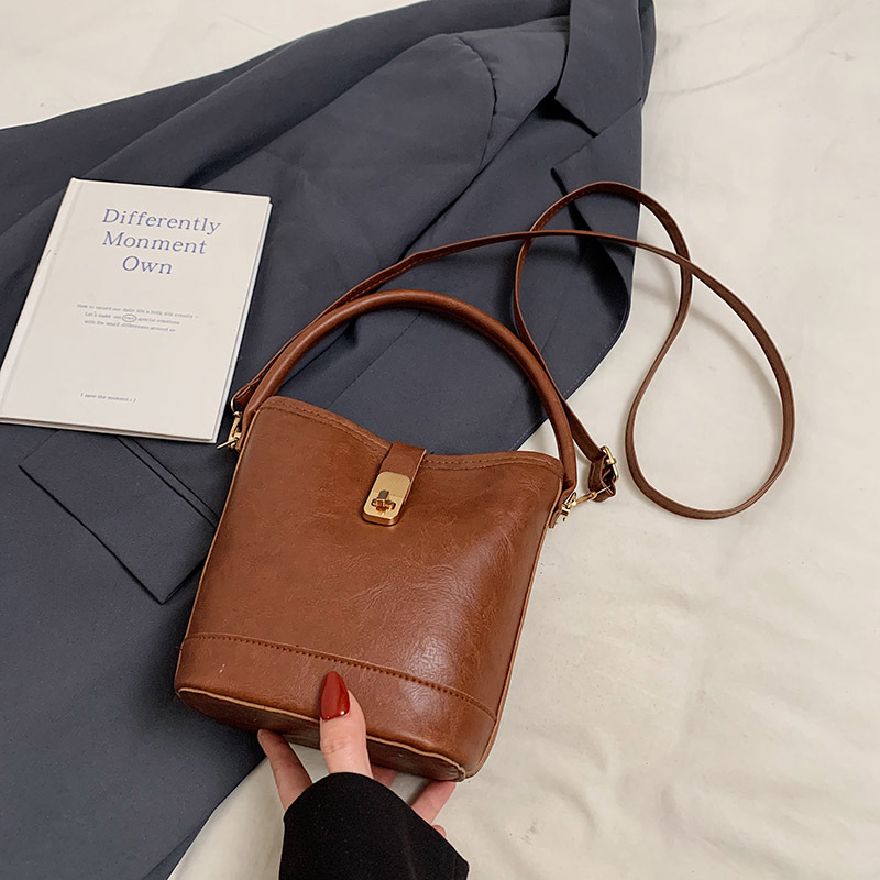 Niche Zhong retro coreano versátil bolso de cubo portátil de moda de mujer otoño y invierno viajero PU alta textura mochila