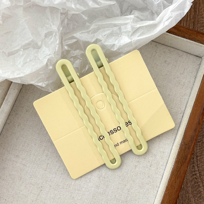 Sweet Cool Metal Hairpin Mujeres 2025 nuevo estilo de alto nivel frente fresa cabello cortado oreja lateral clips adornamiento para el cabello