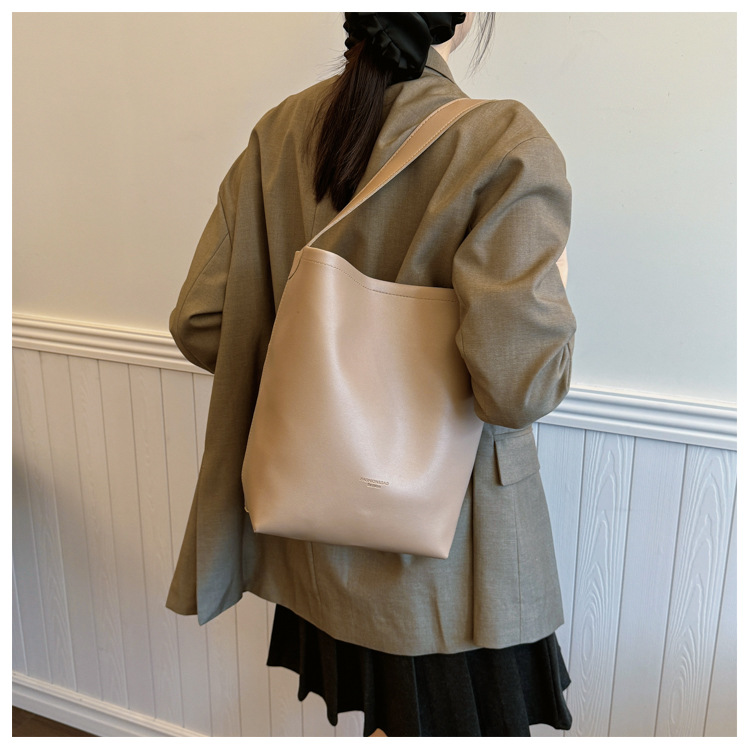 Solid color Tote bag 2024 new style, high-end, large-capacity single-shoulder versatile, niche women's bag, casual and simple bucket bag undefined