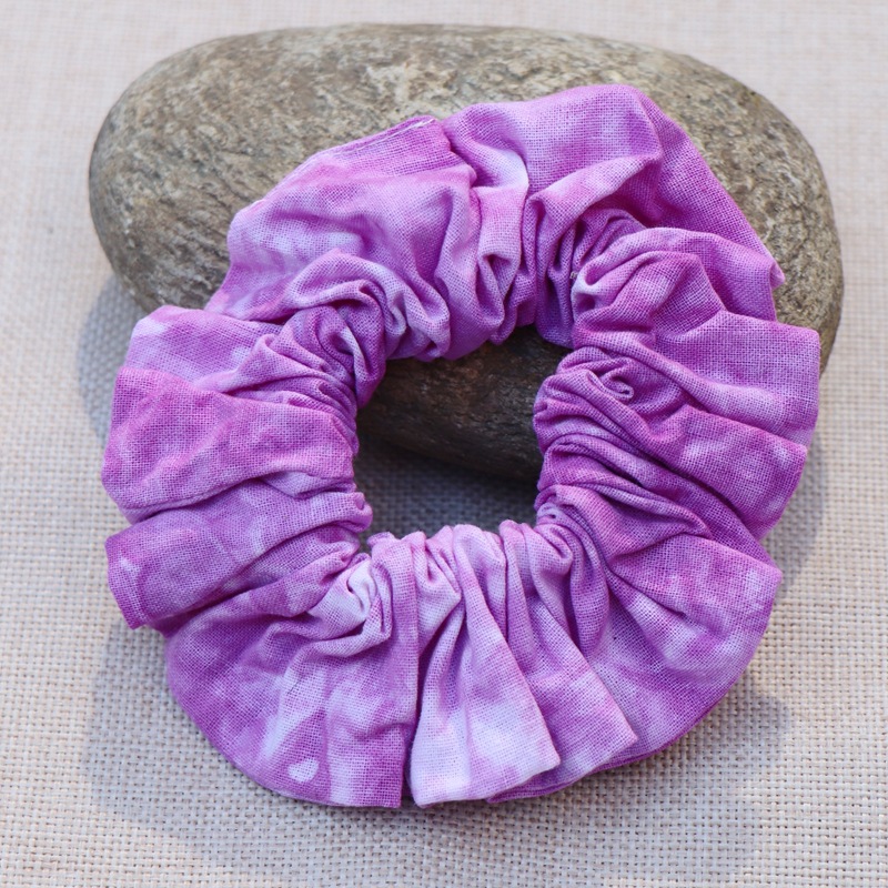 구름은 보라색으로 물들어 있다