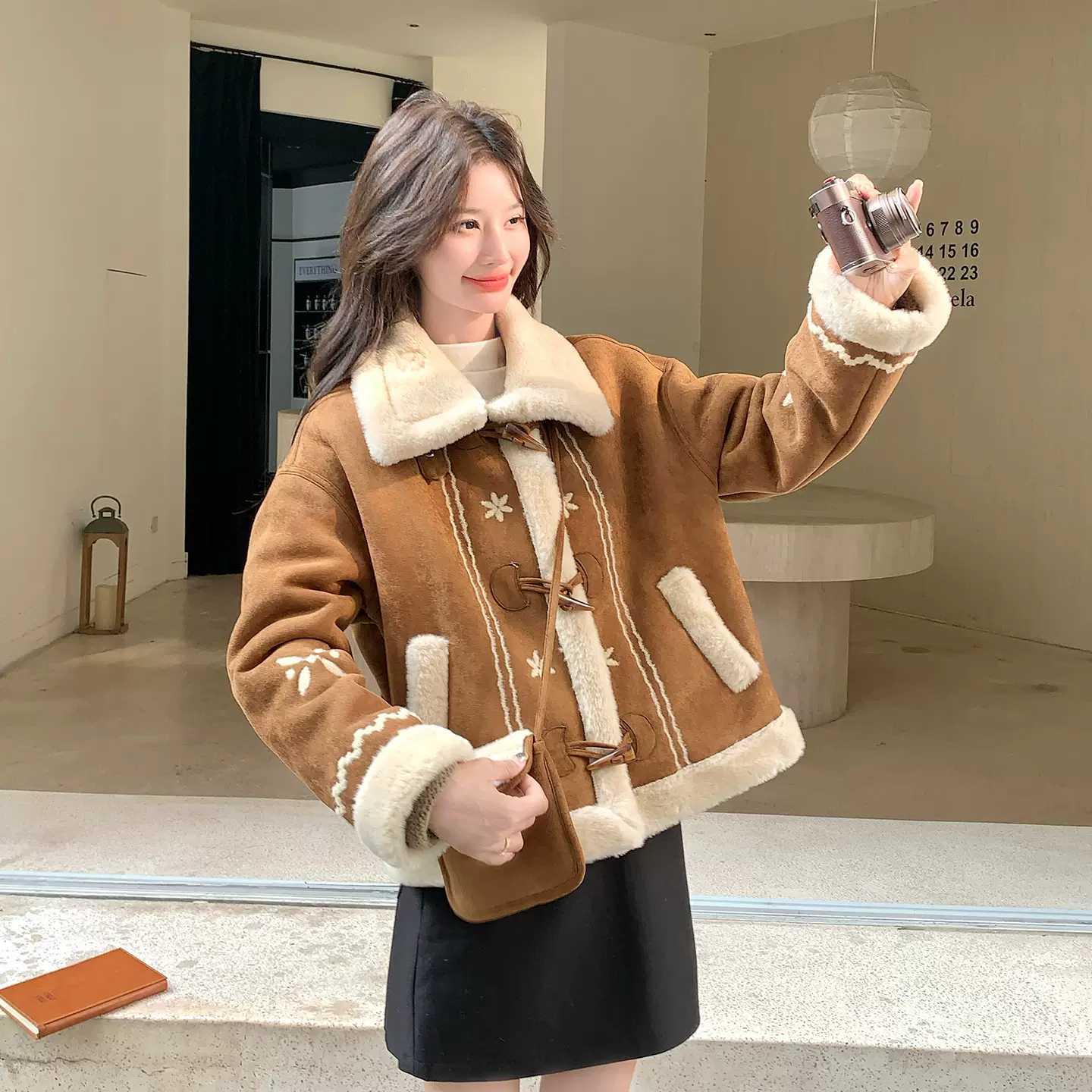 重工雪花刺绣皮毛一体外套女冬季新款复古牛角扣加厚麂皮绒上衣