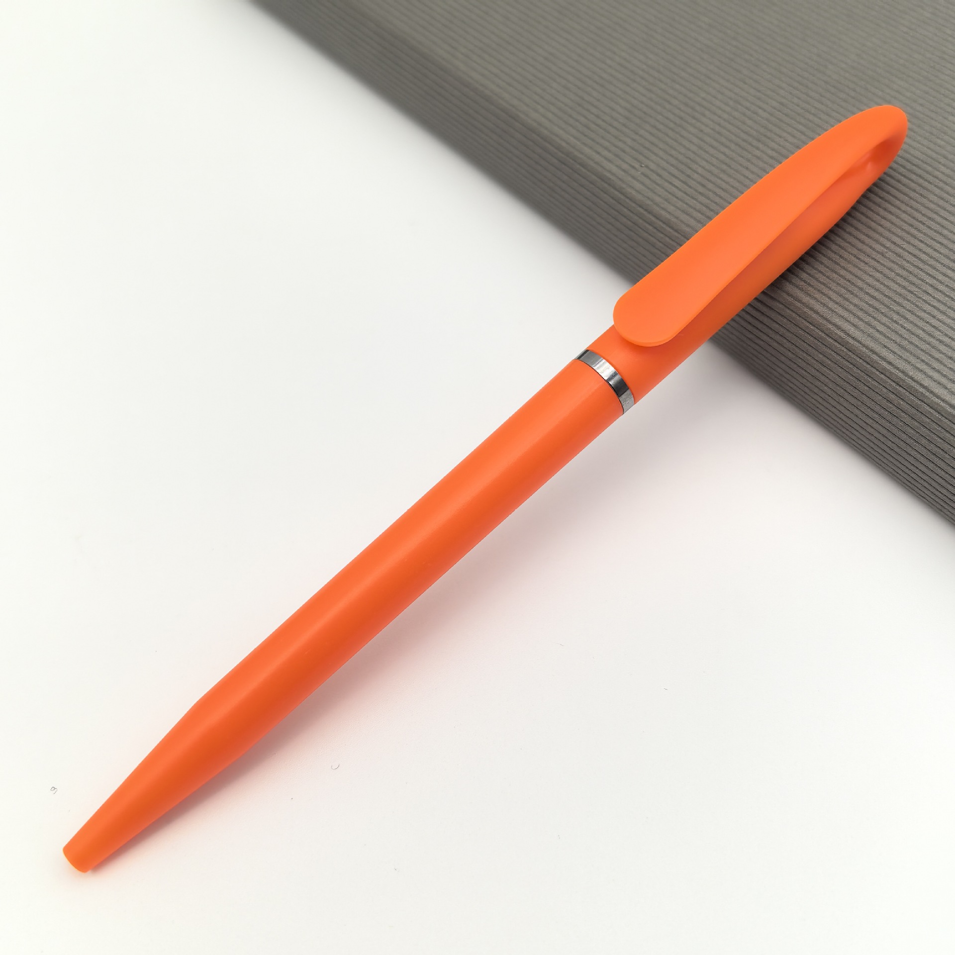 Mayorista colorido forma torsión pequeña pluma de bolas cisne creativa gancho de águila regalos impresión de bolígrafo logo hotel pluma