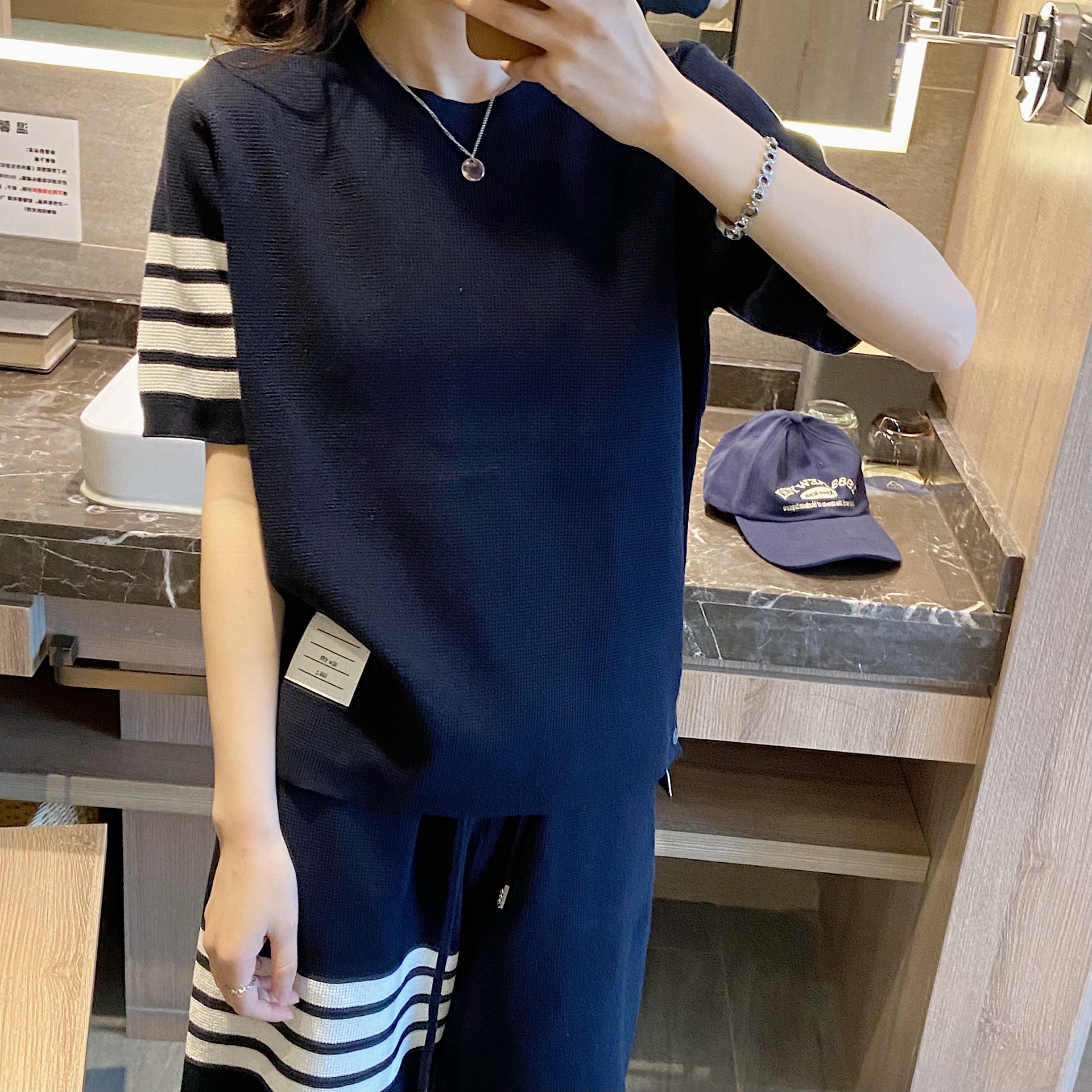 라운드넥 네이비블루