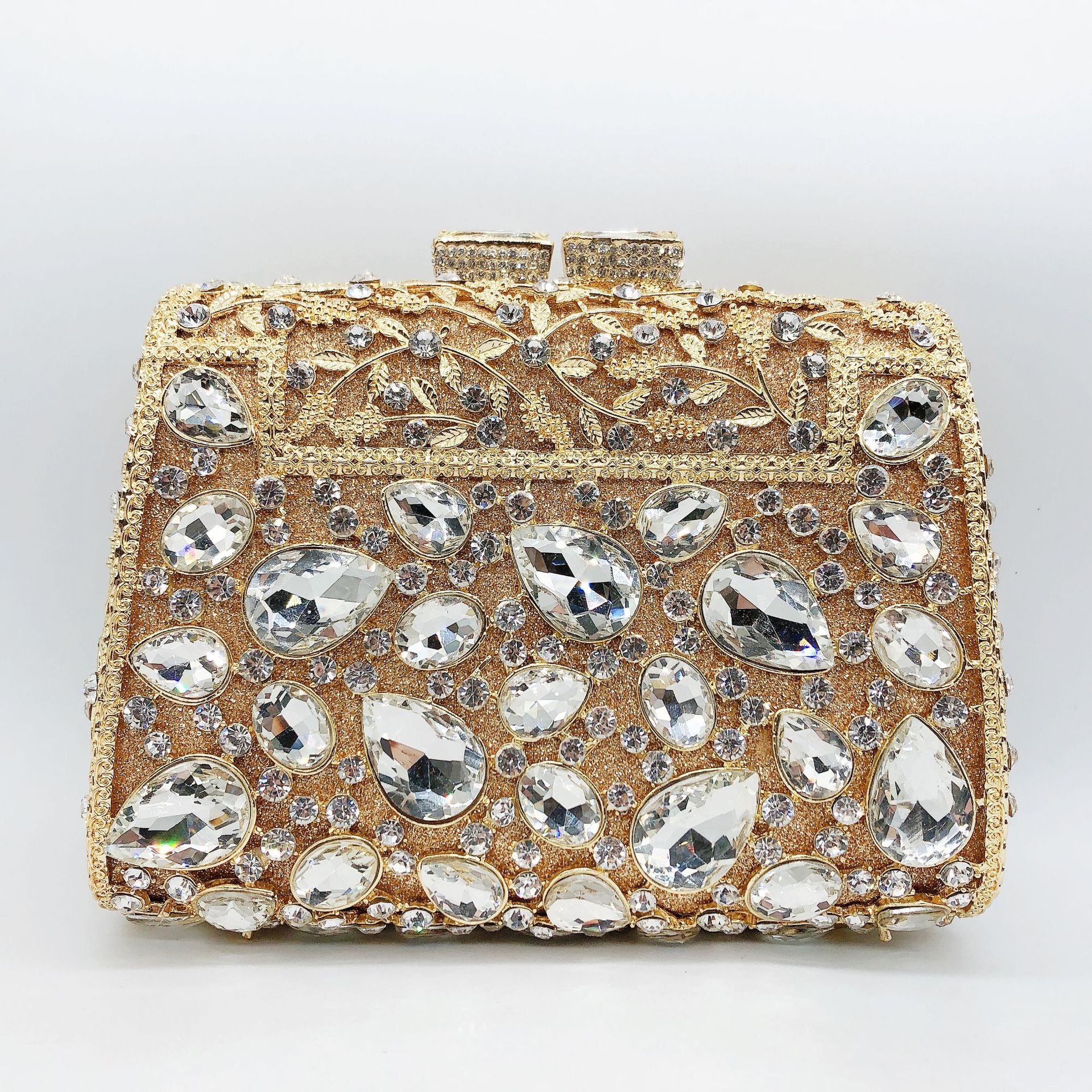 Diamante blanco con fondo de oro