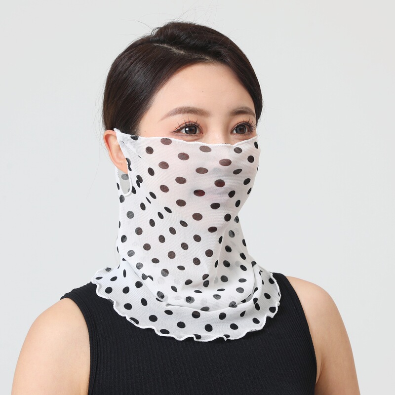 首を囲む女性の頭は夏の薄いタイプの日焼け止めのビーストタオルで首を保護します。|undefined