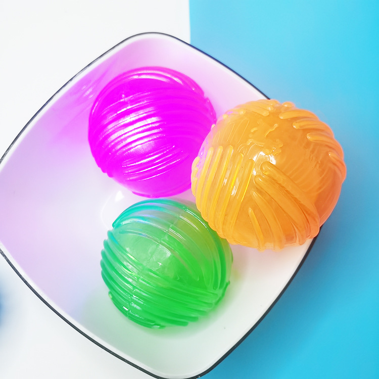 Fábrica en stock al por mayor para mascotas Bola de juguete TPR dientes molares resistentes a los mordiscos limpieza interactiva luminosa bola elástica perro juguete