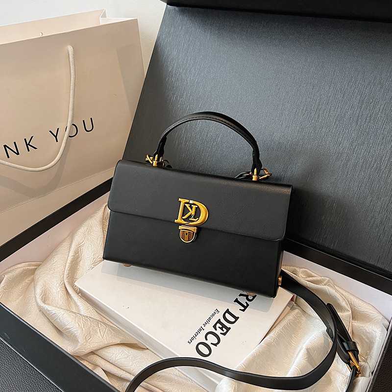 Bolso de diseño de nicho de sentido de alta gama para mujer 2025 nuevo bolso de mensajero de un solo hombro de moda con cerradura de mano bolso cuadrado pequeño