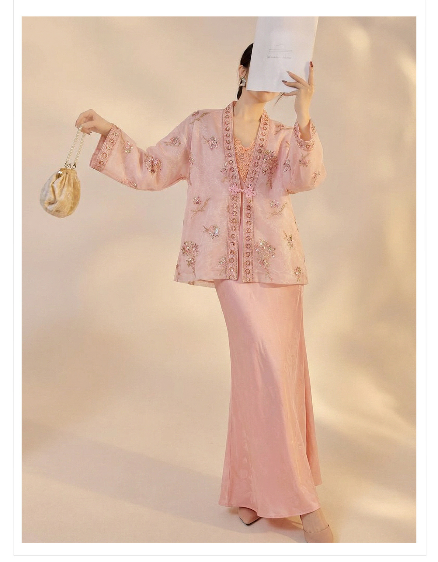 Bộ áo khoác thêu jacquard kết hợp đầm dây lụa phong cách Tân Trung thức — bộ đồ, đầm dây, Áo khoác màu hồng chi tiết 15