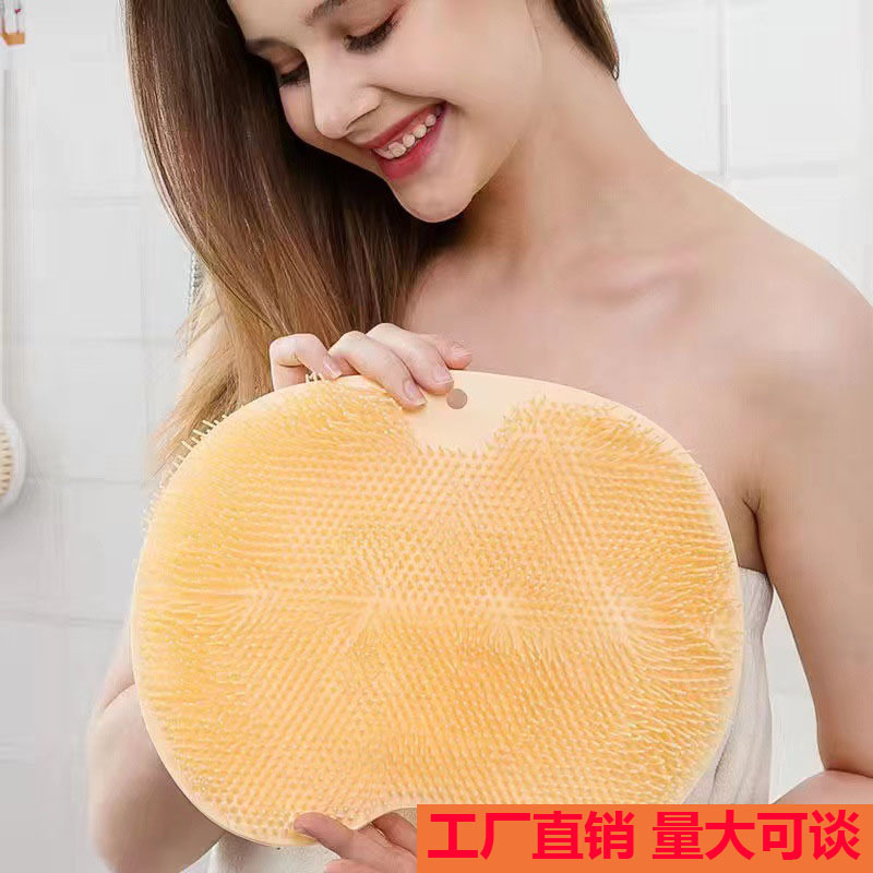 メーカー卸売りの怠け者は風呂に入って足の神器の背中をこすります。|undefined