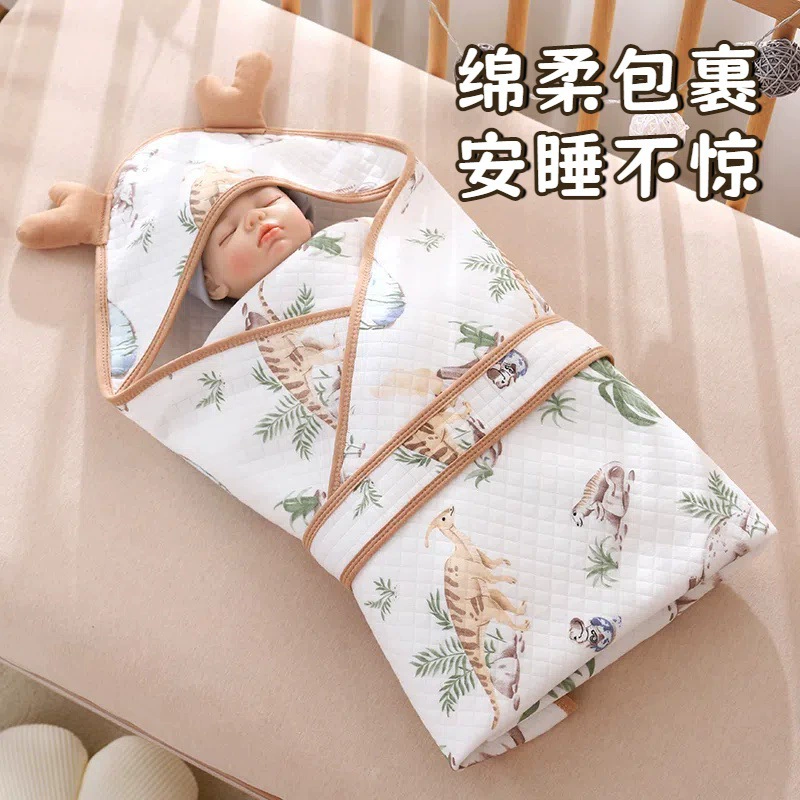 Новорожденный ребенок был одет в хлопчатобумажную комнату