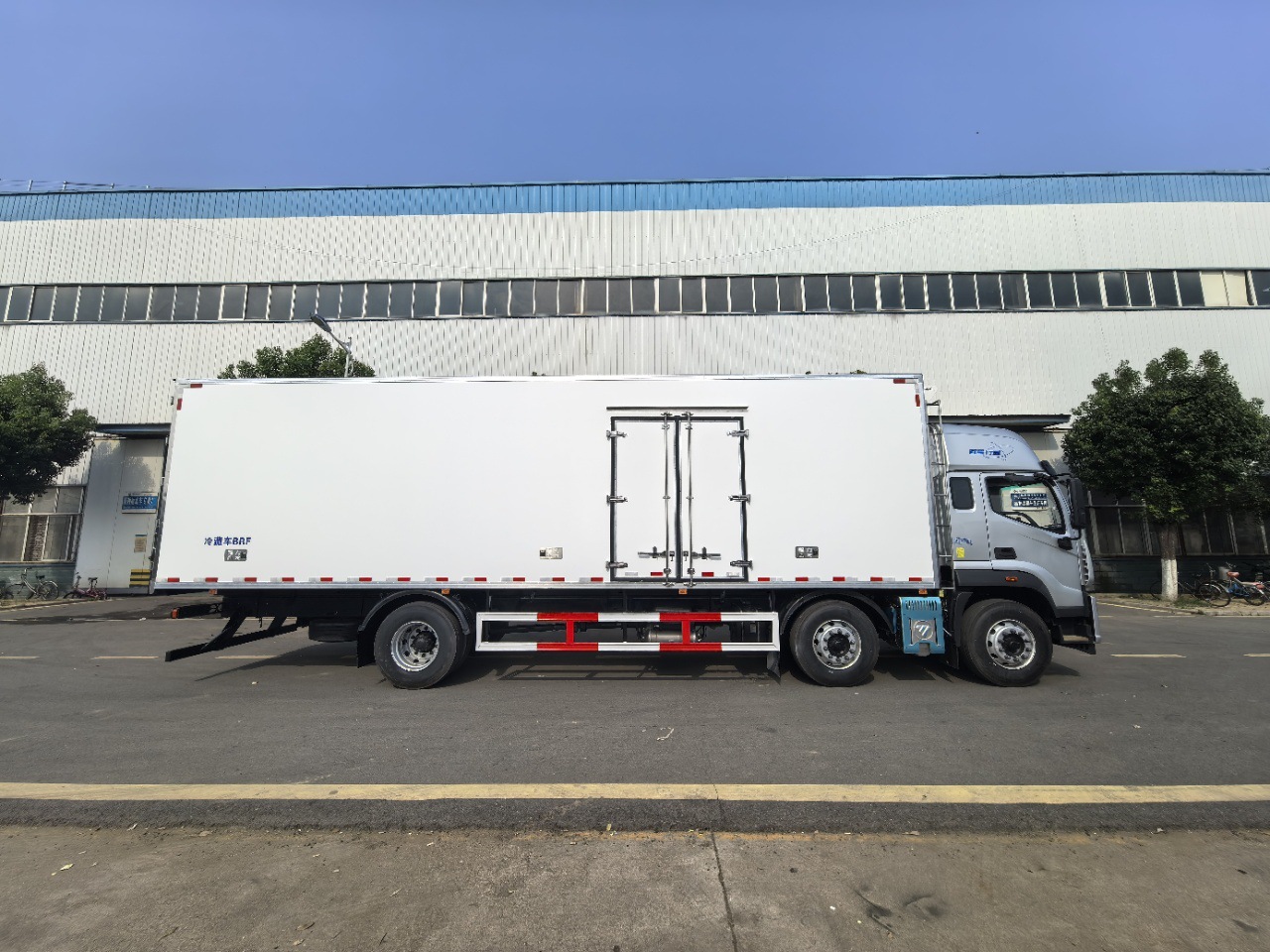 Foton Auman planetary small three-axle refrigerated truck ( 9.6m )  Foton Auman refrigerated truck 9.6m  Refrigerated truck