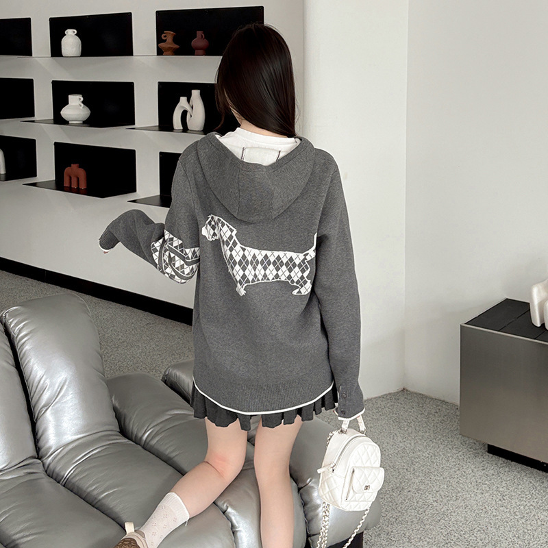 Tb Jumpsuit Hat 2025 New Autumn and Winter Knitted V Neck Men's and Women's Casual Easiest for Match Trendy Back Puppy Cardigan