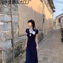 西遇v领碎花连衣裙女2025年夏季新款蕾丝花边收腰法式短袖长裙