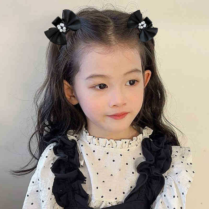 Un par de pinzas de tela de perlas