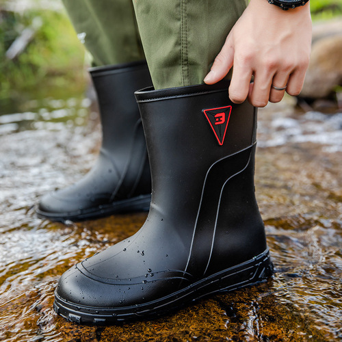 Slip-resistant stylish rain boots for kitchen, fishing, work, car washing, rubber shoes, mid-to-high length, men's trendy water shoes and rain boots