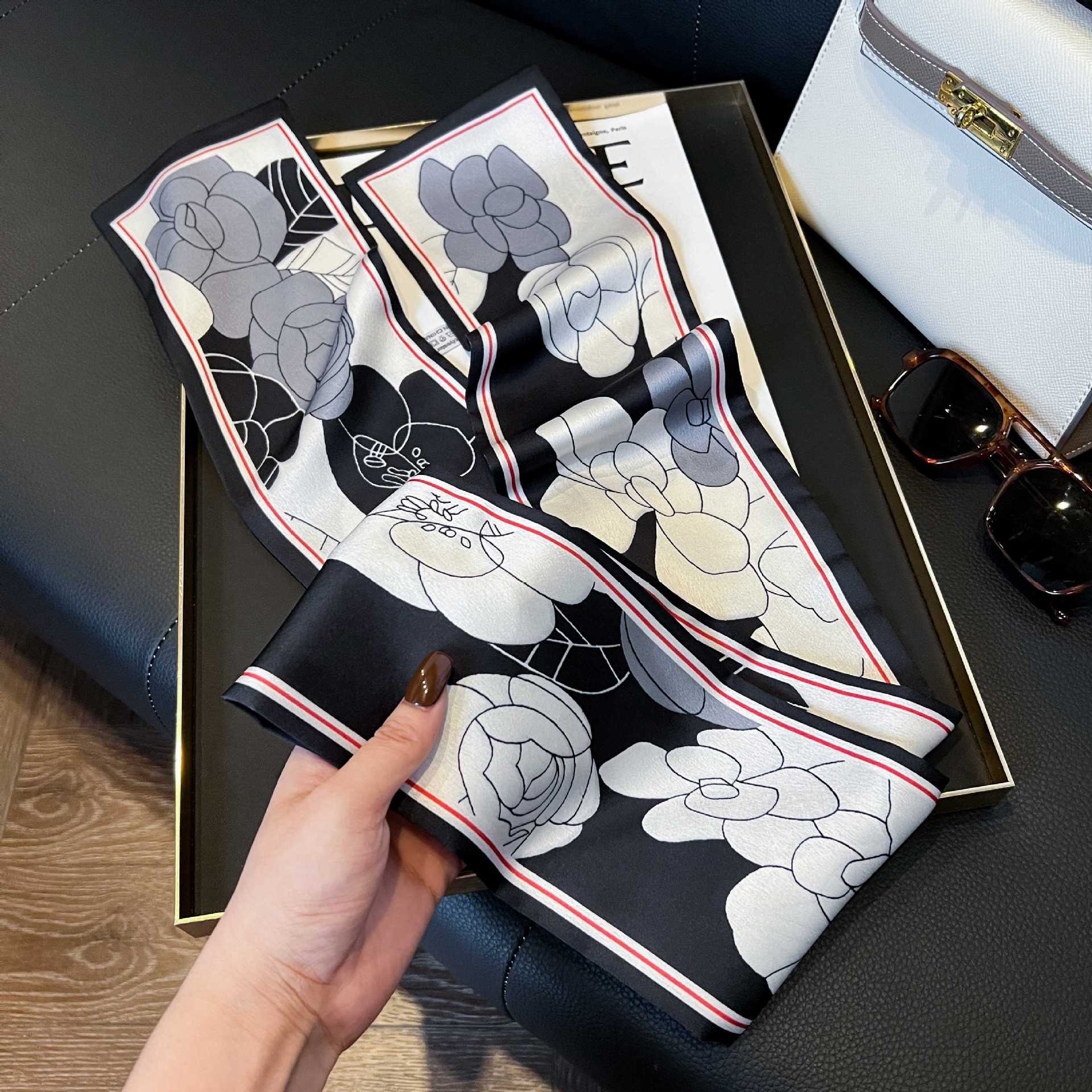 Nueva bufanda de seda pequeña banda larga estrecha para el cabello mujer estilo primavera y otoño moda madre bufanda estilo verano estilo fino serpentina bufanda al por mayor