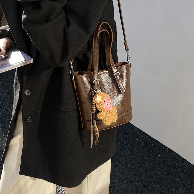 2025 nuevo otoño y invierno ocio bolso de mano de lujo ligero retro popular bolso de viaje de damas