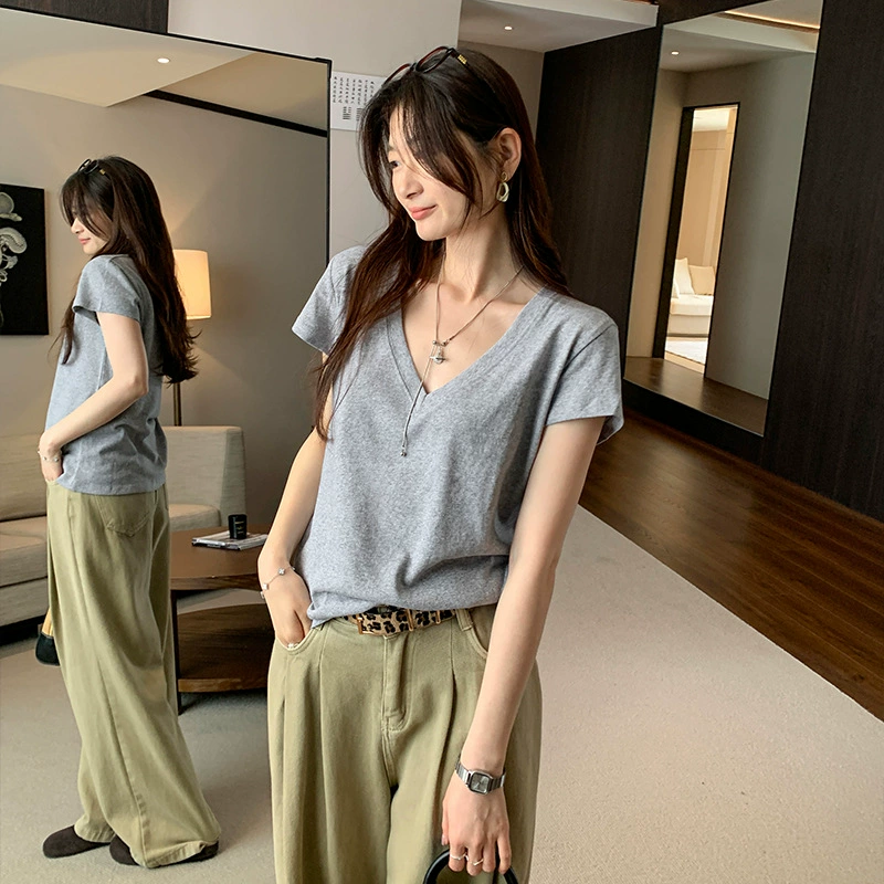 Реальные фотографии корейских нишевых свободных женских футболок с v-образным вырезом и короткими рукавами, лето 2025, новый стиль, супер красивые, нежные и уникальные топы