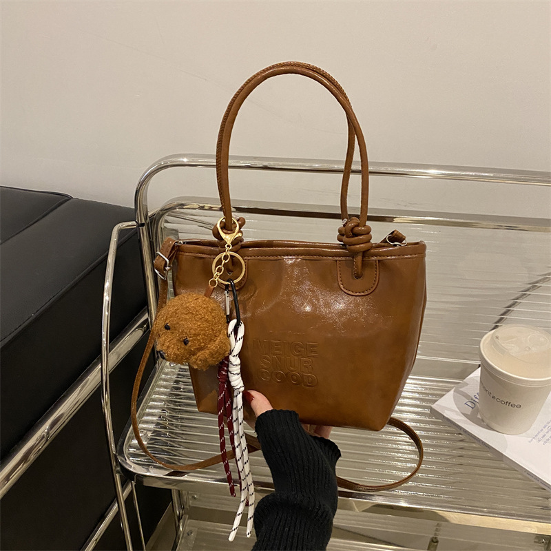Estilo occidental retro pequeño bolso femenino 2024 nuevo otoño e invierno bolso de mensajero literario de moda bolso de cubo portátil de moda