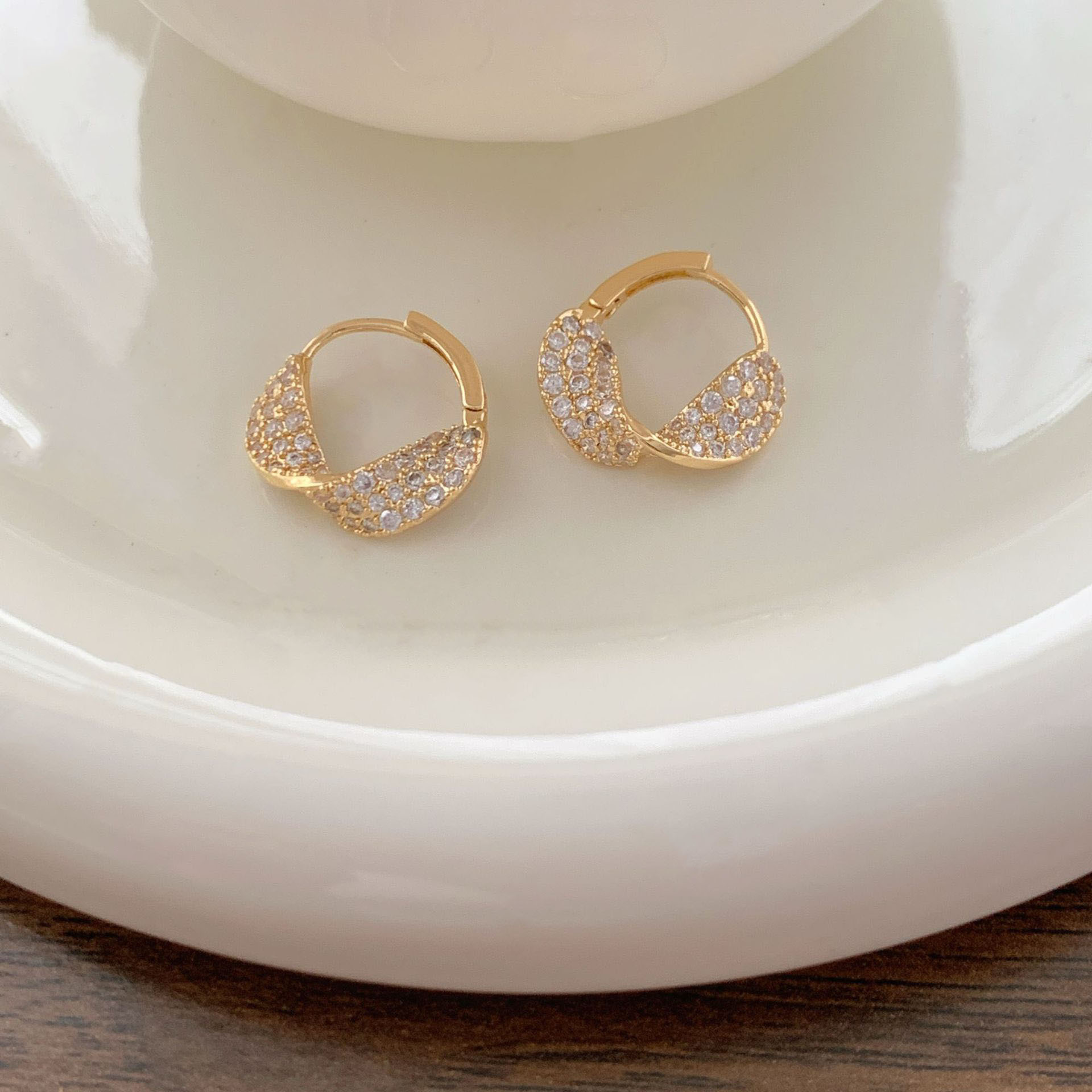 Personalidad europea y americana flash torsión perfiles ligeros de lujo diseño de diamante completo sensación de alto nivel temperamento simple pendientes de orejas para mujeres