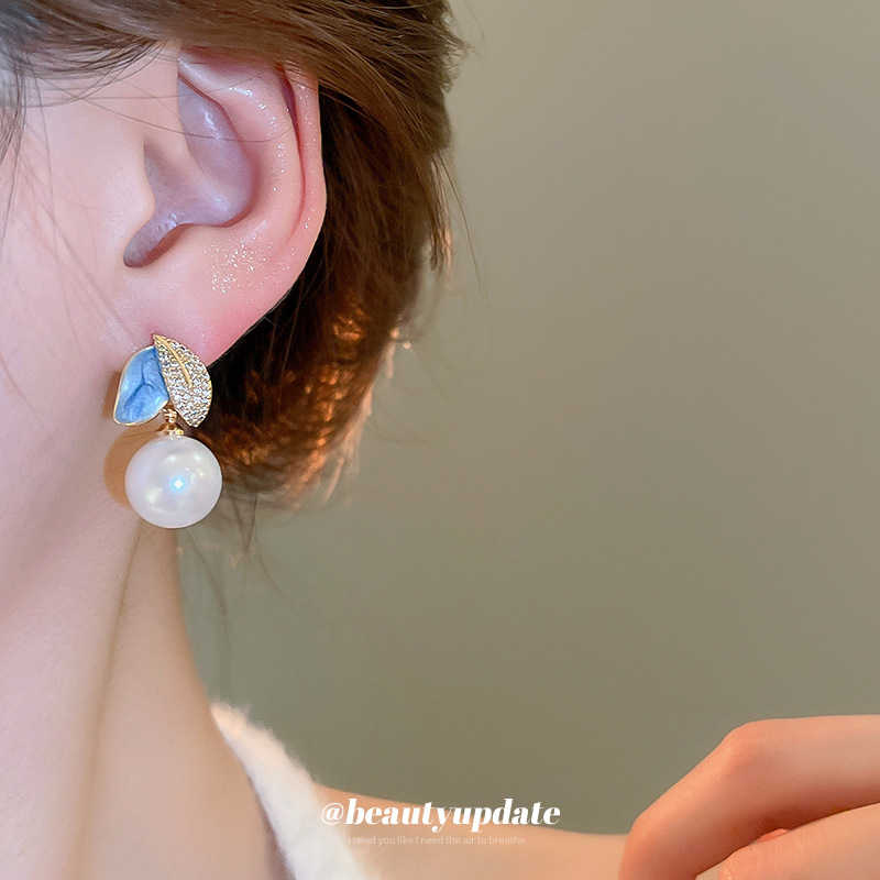 Pendientes asimétricos de perlas de flor de circonita de aguja de plata galvanizada de oro real de 14k Pendientes retro de lujo ligero de alta gama