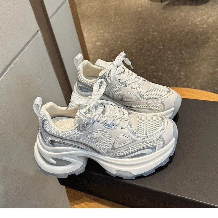 Calzado de verano de 2024 nuevo tipo de tela de fondo grueso ligera y suave zapatos casuales deportivos de moda