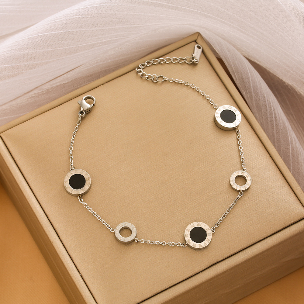 Pulsera de trébol de acero titanium vendedora caliente transfronteriza europea y americana con incrustaciones de concha pulsera colgante pulsera de diseño avanzado sin desvanecimiento al por mayor