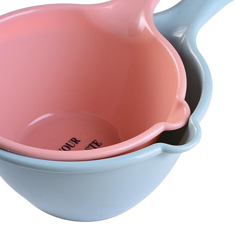 Cuchara de agua de plástico engrosada cocina mango largo cuchara de agua de baño niños bebé baño cuchara de agua al por mayor