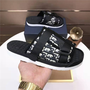 �W��վ���N�ļ���ʿ�m��һ����Ь���⴩����ӡ������͸�����Ь��