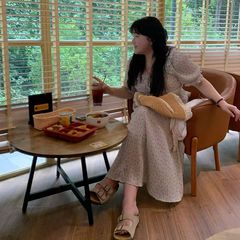 「夏の長い詩」フランスの大きいサイズの女性のハスの葉の辺の砕花のワンピース2025新夏は腰を収めてベルトの復古の長い長さを縛ります。