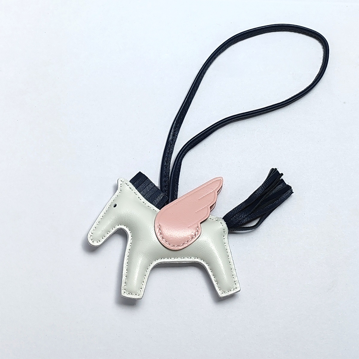 Cute Angel Little Pegasus Colgante Pit Edition H Home Colgante de bolso de caballo cosido a mano Colgante de cuero de oveja Llavero Colgante
