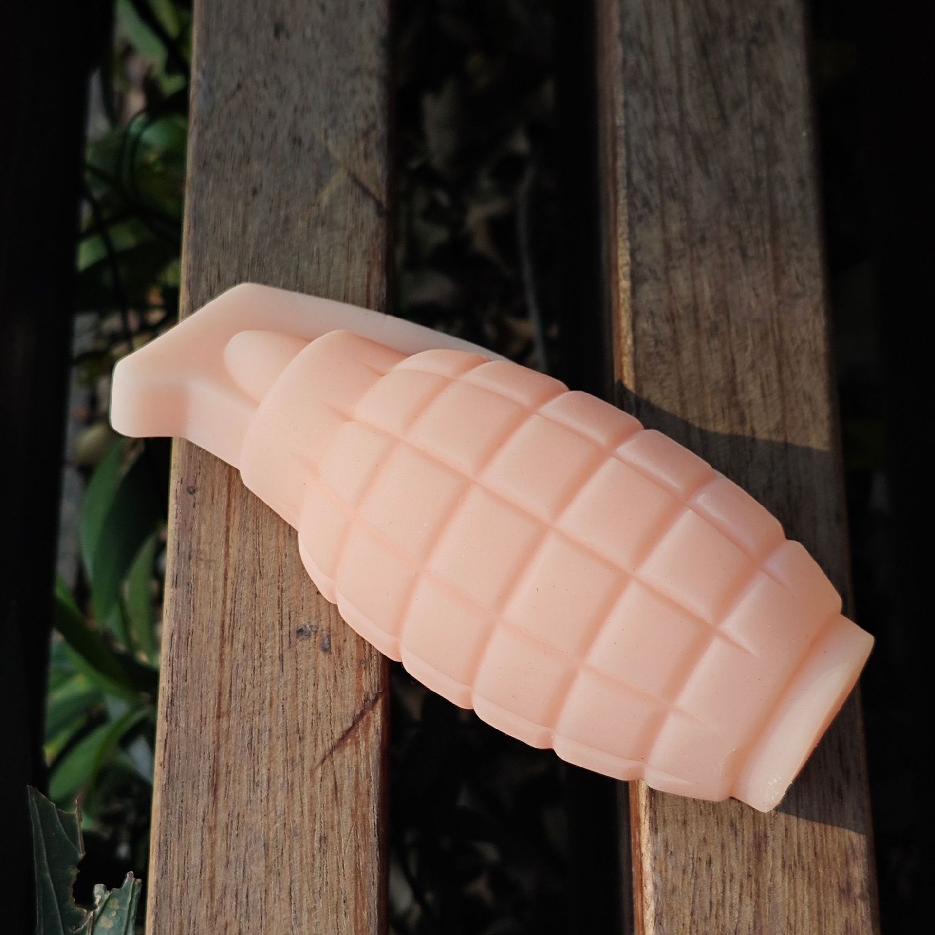 감압 유물, 수류탄 피부색 꼬집기