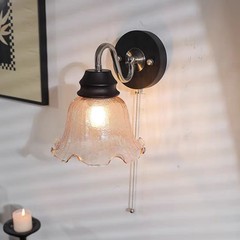 寝室のベッドの壁の明かりを迎えます。