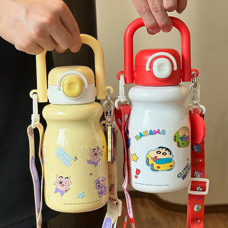 Crayón pequeño nuevo co-marcado encantador taza térmica para niños 2025 nueva gran capacidad portátil doble taza de paja para beber