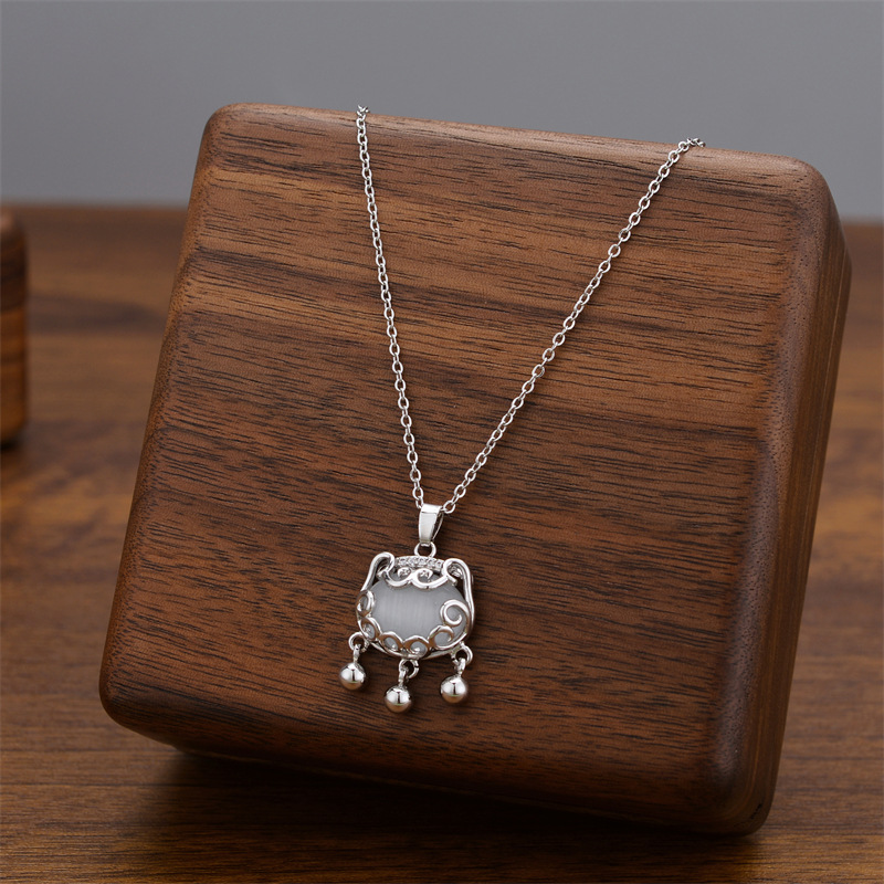 Collar de acero de titanio para mujeres simple y versátil estilo ligero de lujo nicho diseño de alta calidad no decoloración joyería de cadena de clavícula al por mayor