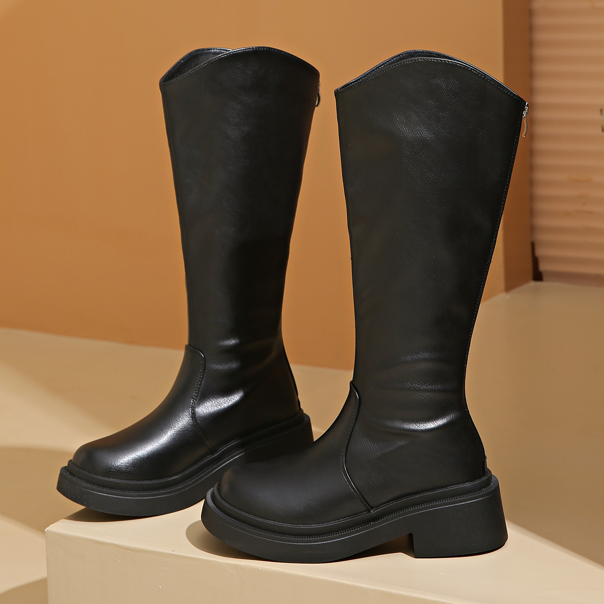 Neue Damenmode Herbst/Winter 2025: Runde Zehenpartie, modische Absätze, Reißverschluss hinten, hohe Stiefel im Retro-Stil._voghion.com