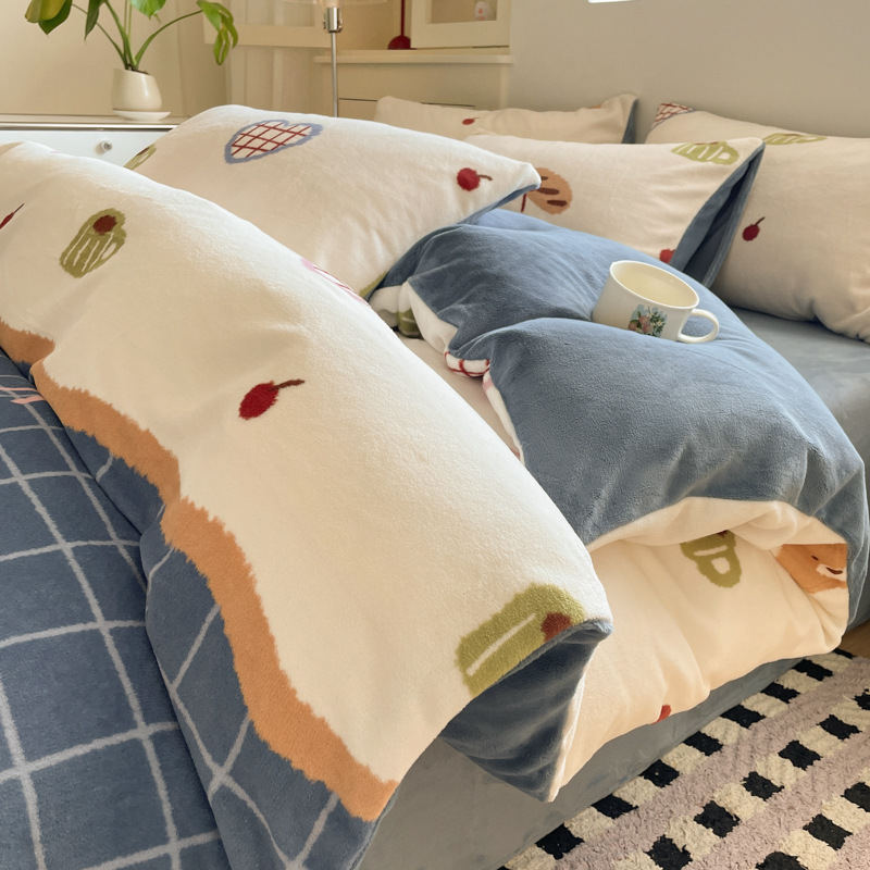 2025 nuevo dibujo animado de leche de seda de cuatro piezas en invierno engrosado calentamiento sábanas de seda de coral cubierta ropa de cama