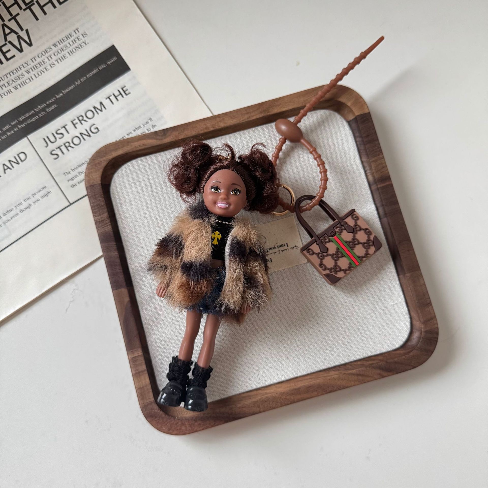 표범 무늬 퍼 폭탄머리 인형