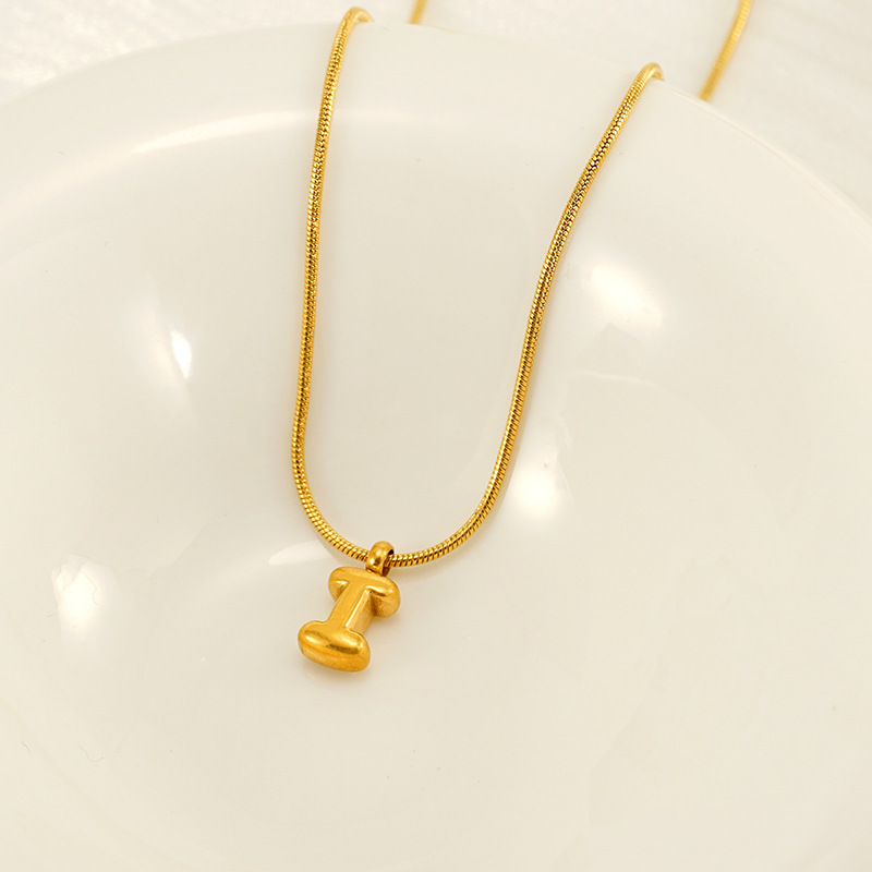 Lujo ligero transfronterizo 26 colgantes de letras gordas cadenas de hueso de serpiente 18K diseño de oro temperamental collar de acero de titanio versátil