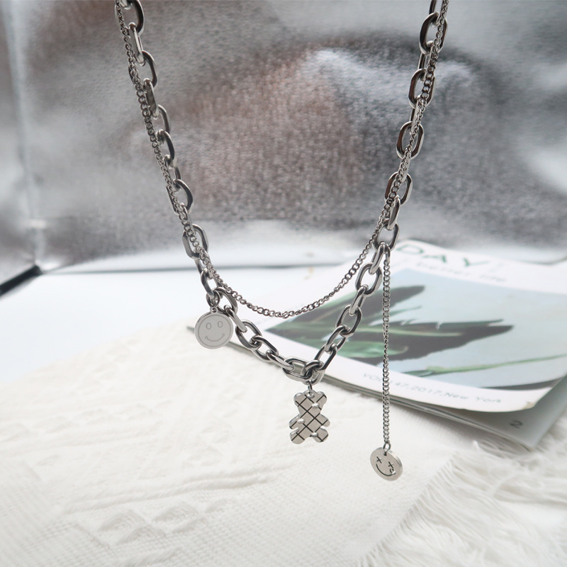 Collana con ciondolo a forma di orso sorridente in acciaio al titanio, a doppio strato, con temperamento minimalista francese e_voghion.com