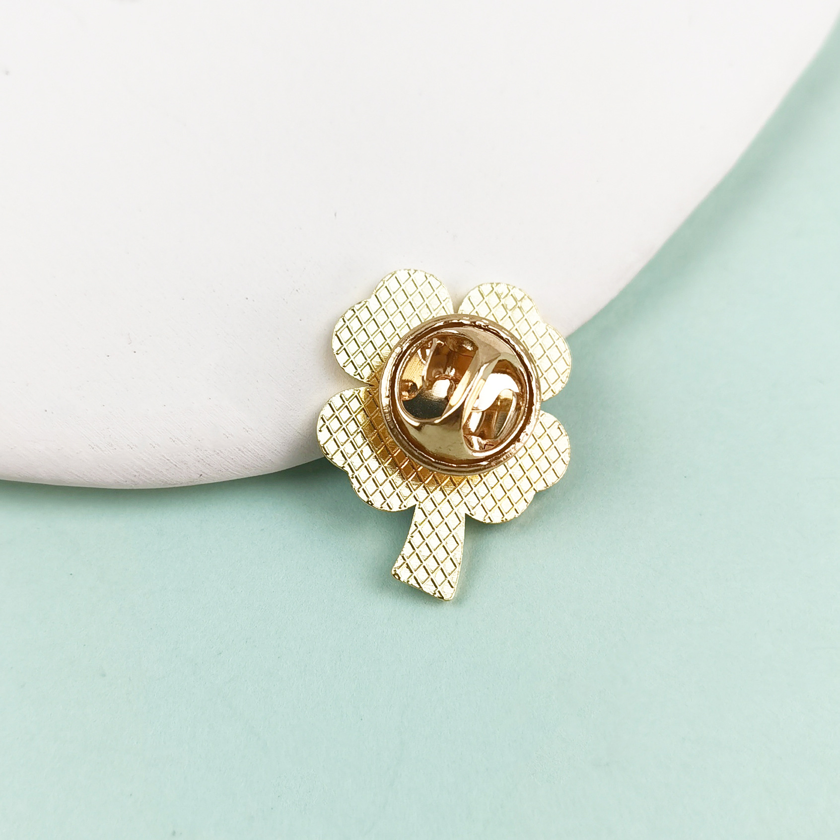 Lucky Clover Broche Aleación Gota Aceite Ropa Bolsos Pin Accesorios Chicas Joyas lindas Insignias al por mayor