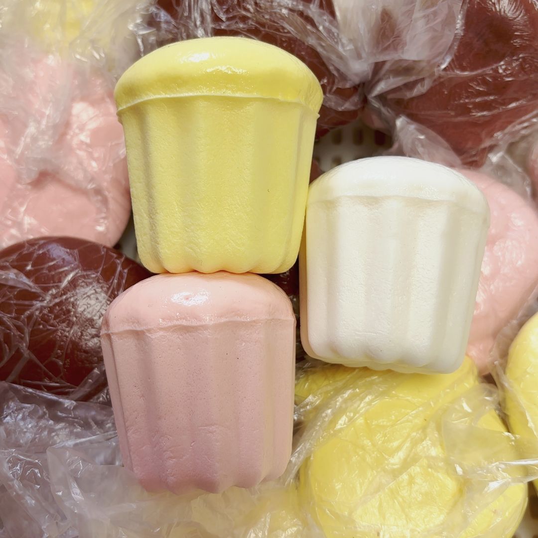 느린 리바운드의 촉촉하고 부드러운 느낌의 젤리 1개