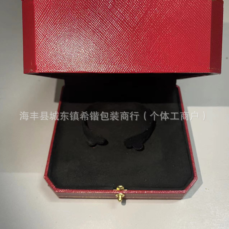 Pulsera del círculo C de la versión dorada de la tarjeta; versión dorada