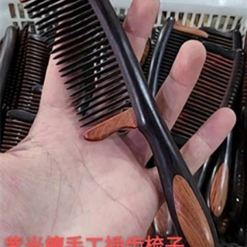 北部の紫檀のボールの柄の櫛の赤い木の櫛の木製の厚いハンドルの櫛|undefined