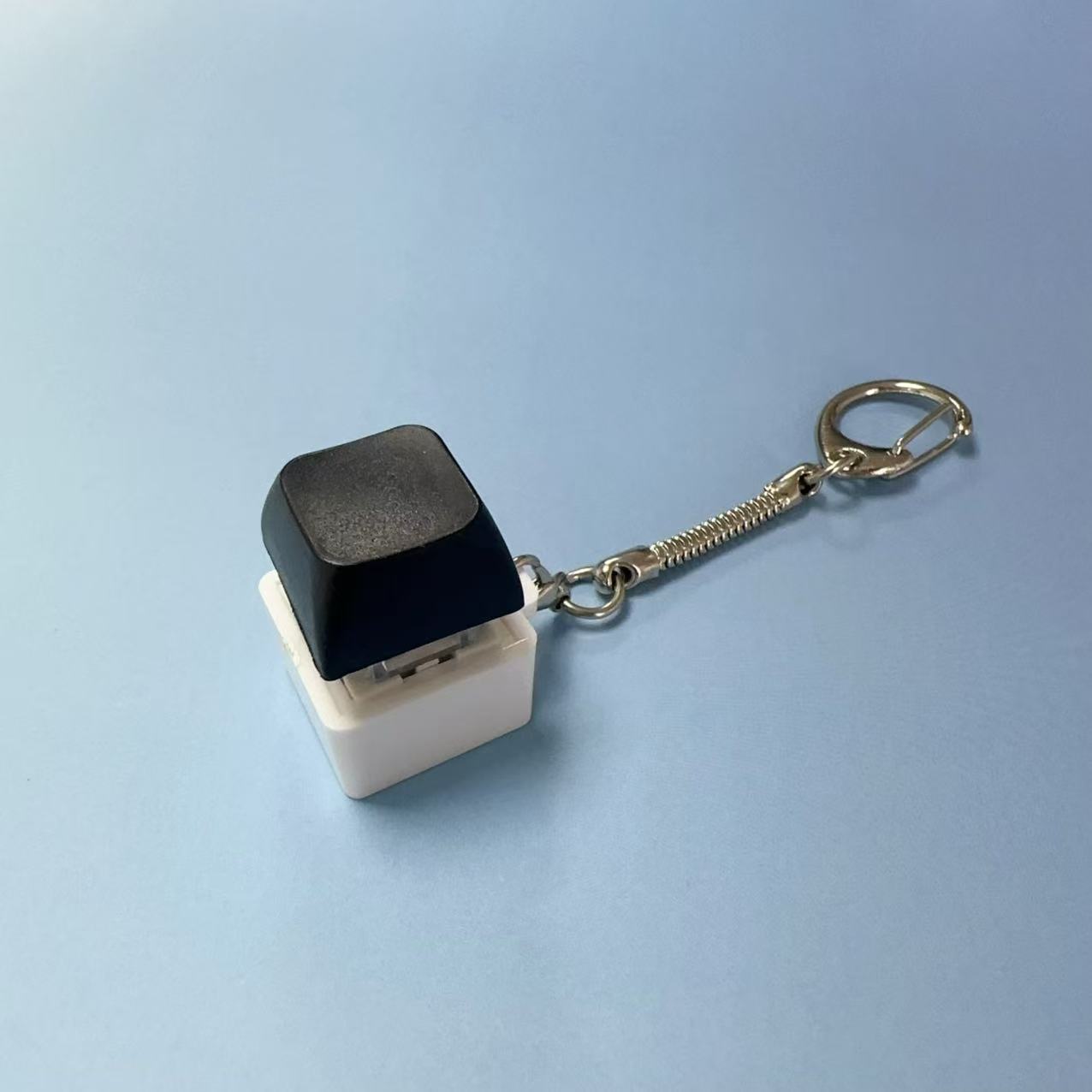 Single button white shell-black hat